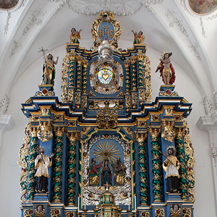 Restaurierter Hochaltar aus dem 18. Jahrhundert mit rekonstruierter Marmorierung nach Befund.