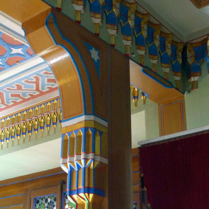 Restaurierung und Rekonstruktion von Stuckaturen, Vergoldungen und dekorativen Fassungen.