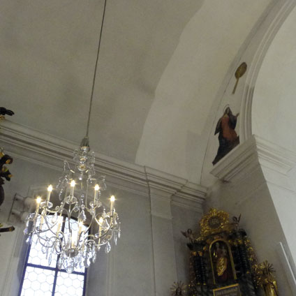 Partiell gereinigtes Gewölbe und Wandmalerei.