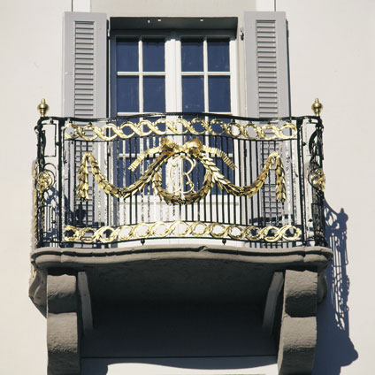 Neu gefasstes und vergoldetes Balkongitter.